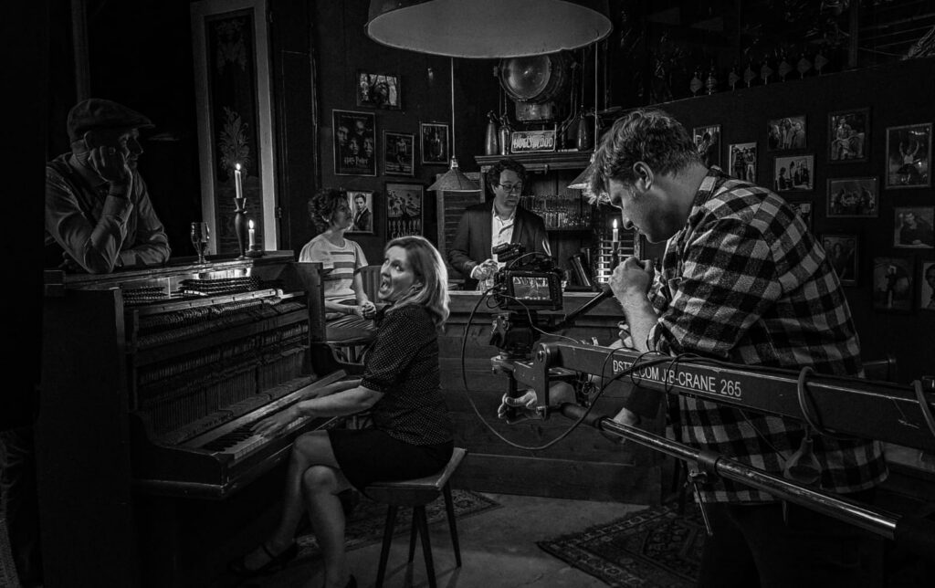 Casper Rutjes filmt video-opname achter de schermen